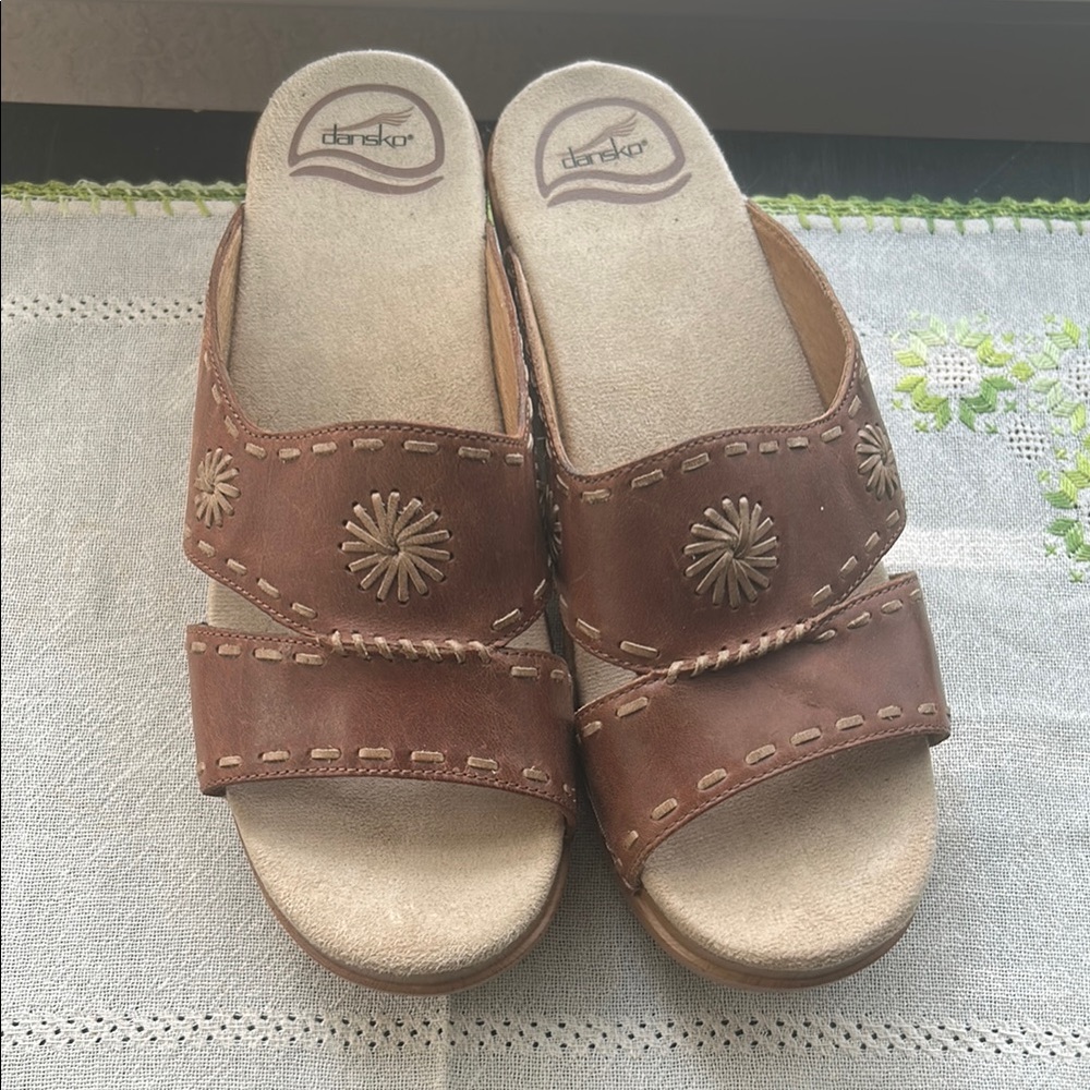Dansko Sunny Brown Leather slide in  Sandals with Decorative Stitching size 39